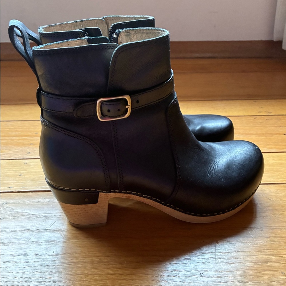 Dansko Anya black leather ankle boots size 8